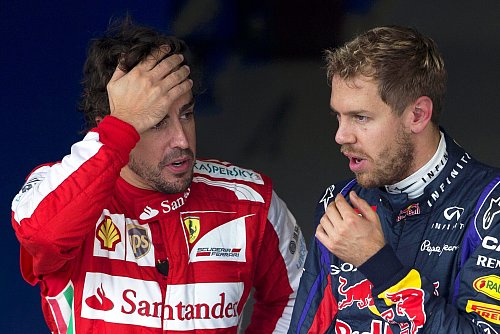 Fernando Alonso (l) verzweifelte an Vettel. - © picture alliance / dpa