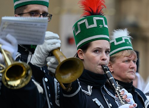Mehr als 1.000 Teilnehmer einer Bergparade sind im traditionellen Habit auf dem Theaterplatz in Chemnitz angetreten. - © Hendrik Schmidt/dpa
