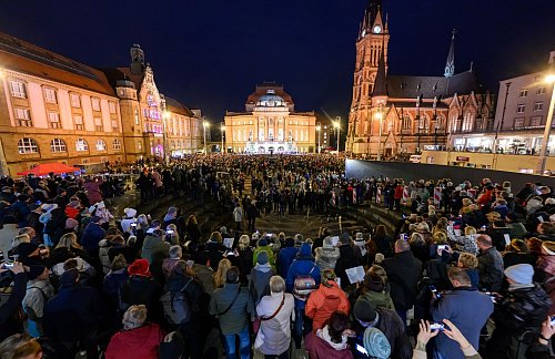 Zum Abschluss wird gemeinsam gesungen: In Chemnitz ist am Samstag das Kulturhauptstadtjahr offiziell verabschiedet worden. - © Hendrik Schmidt/dpa