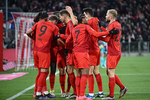 Der FC Bayern jubelt in der Bundesliga - nach Ansage von Uli Hoeneß im Sommer auch als Meister. - © Sven Hoppe/dpa