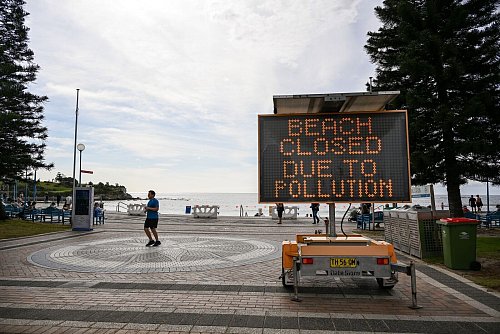Australische Behörden untersuchen rätselhafte schwarze Kugeln, die an mehreren Stränden Sydneys angespült wurden. - © Steven Markham/AAP/dpa