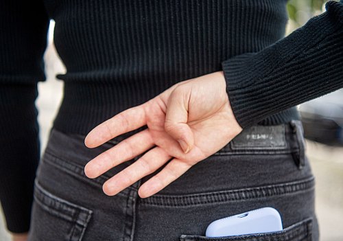 Wer die offene Hand zeigt und dann den Daumen in die Handfläche legt, signalisiert lautlos, dass er Unterstützung braucht. - © Bernd Diekjobst/dpa-tmn