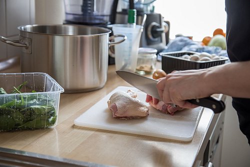 Rohes Fleisch und Geflügel sollte man auf einem eigenen Schneidebrett zerkleinern. - © Christin Klose/dpa-tmn