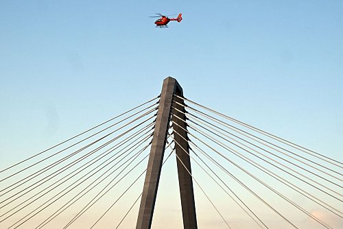 Die Leverkusener Rheinbrücke war sechs Stunden lang gesperrt, nachdem Eisbrocken auf Fahrzeuge gefallen waren. Ein Feuerwehrhubschrauber wehte mit dem Rotor-Wind einen Teil des Eises von den Pylonen. - © Federico Gambarini/dpa