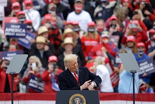 Trump und andere Milliardäre seines Kabinetts gelten als Fans Schweizer Markenuhren (Archivbild) - © Jacqueline Larma/AP/dpa