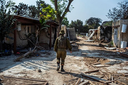 Zerstörung im Kibbuz Kfar Aza nach dem 7. Oktober 2023. (Archivbild) - © Ilia Yefimovich/dpa