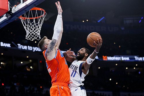 Hartenstein (links) ist in der Defensive eine Macht für OKC. - © Nate Billings/AP/dpa