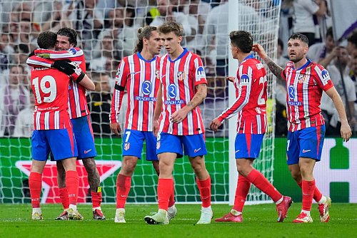 Die Spieler von Atlético Madrid jubeln über das Tor zum 1:1. - © Manu Fernandez/AP/dpa