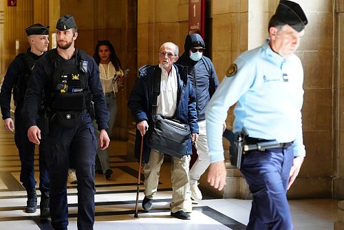 Die Hauptangeklagten im Prozess um den Raubüberfall auf Kim Kardashian sollen nach Forderung der Anklage zehn Jahre Haft erhalten. (Archivbild) - © Aurelien Morissard/AP/dpa