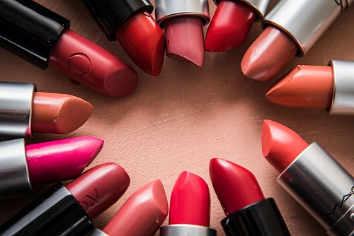 Auch ein Wintertrend: rote Lippen. Und zwar zu unauffälligem Augen-Make-up. - © Christin Klose/dpa-tmn