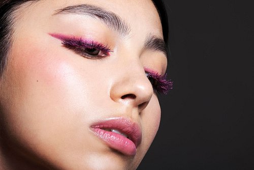 Augen und Lippen in einer Farbfamilie halten: Das ist der Trick beim derzeit angesagten monochromatischen Make-up. - © Zebra Audiovisual/Westend61/dpa-tmn