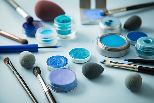 Auch Lidschatten und Eyeliner in blauen Tönen sind im Trend. - © Christin Klose/dpa-tmn