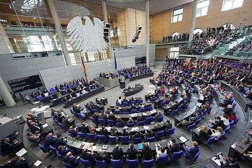 Voraussichtlich am Freitag wird der Haushaltsausschuss des Bundestags über die Freigabe der Milliarden entscheiden. - © Michael Kappeler/dpa