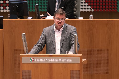 Der SPD-Haushaltspolitiker Alexander Baer wirft der NRW-Landesregierung beim Haushalt die Taktik eines «unseriösen Autoverkäufers» vor - © David Young/dpa