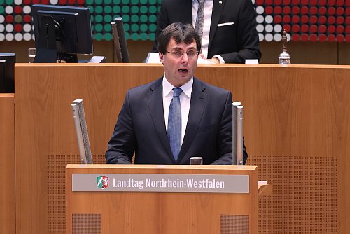 NRW-Finanzminister Marcus Optendrenk (CDU) macht die zebrochene Ampel-Regierung für die schlechte Wirtschaftslage in Nordrhein-Westfalen verantwortlich - © David Young/dpa