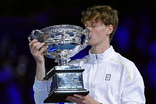Jannik Sinner triumphierte als Titelverteidiger erneut in Melbourne - © Ng Han Guan/AP/dpa