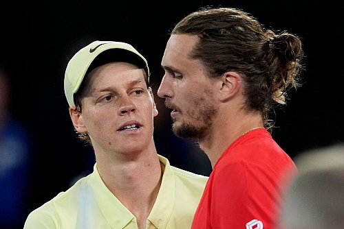 Jannik Sinner (l) baute Alexander Zverev auf - © Ng Han Guan/AP/dpa