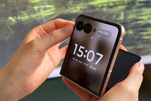Kein Sensibelchen: Der Klappmechanismus des Razr 60 Ultra ist robust geraten. - © Christoph Dernbach/dpa-tmn