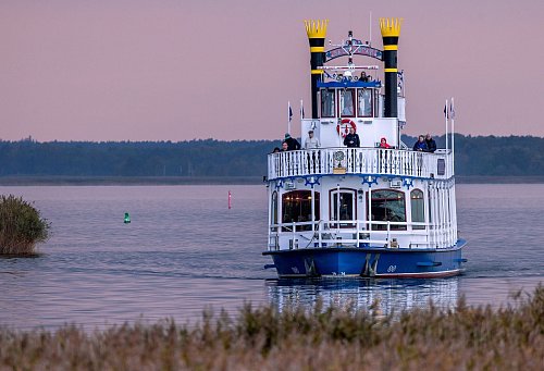 Maritimes Feeling beschert auch eine Bodden-Rundfahrt mit dem Dampfer MS «Baltic Star». - © Jens Büttner/dpa/dpa-tmn