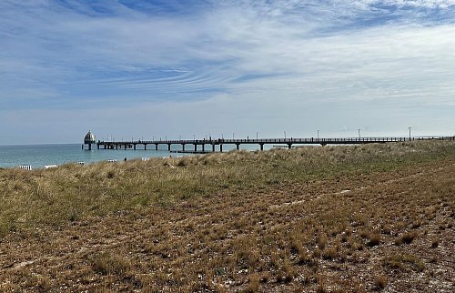 Über dem Meer laufen: Die Seebrücke Zingst ist 270 Meter lang. - © Georg Weindl/dpa-tmn