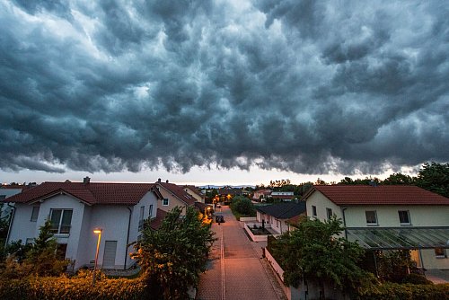 Da braut sich was zusammen: Wenn Unwetter Schäden am Eigenheim anrichten, sollten Betroffene zügig reagieren. - © Armin Weigel/dpa