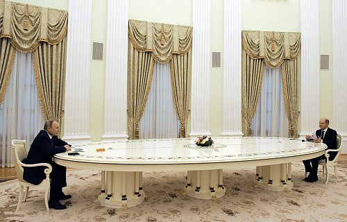 Seit fast zwei Jahren herrschte Funkstille zwischen Putin (l.) und Scholz. (Archivbild) - © Mikhail Klimentyev/Russian President Press Office/Sputnik/dpa