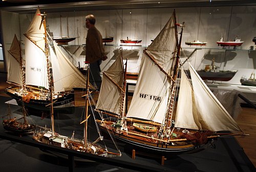 Das Internationale Maritime Museum in Hamburg stellt Tausende Schiffsmodelle aus - und draußen, fast vor der Tür des Hauses, fahren die echten Containerriesen vorbei. - © Marcus Brandt/dpa/dpa-tmn