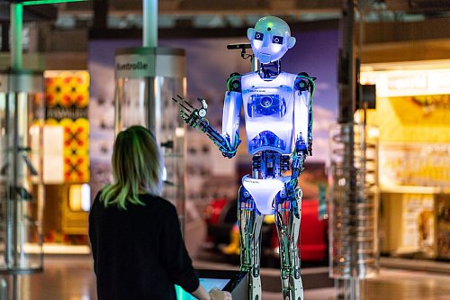 Hallo, Roboter! Künstliche Intelligenz und Robotik sind zwei der Themen im Heinz Nixdorf MuseumsForum in Paderborn. - © Guido Kirchner/dpa/dpa-tmn