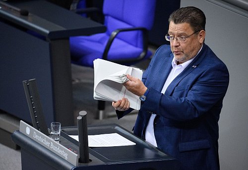 Während seiner Rede blättert Stephan Brandner (AfD) in einem Bündel Papier. Damit will er zeigen, welche Gesetze der Ampel-Regierung seiner Ansicht nach überflüssig sind. - © Bernd von Jutrczenka/dpa