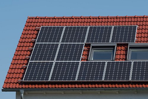 Kostenvorteil: Nutzer profitieren, wenn sie ihr E-Auto mit dem Strom ihrer eigenen PV-Anlage aufladen. - © Uwe Anspach/dpa-tmn