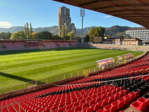 Im Stadion Bilino Polje erwarten 13.000 Fans die deutsche Mannschaft. - © Jan Mies/dpa