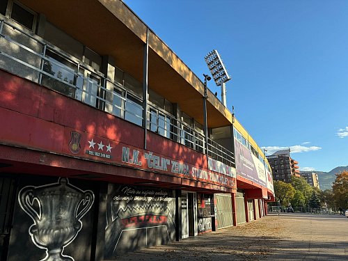 Die DFB-Auswahl erwartet im rustikalen Stadion von Zenica eine hitzige Atmosphäre. - © Jan Mies/dpa