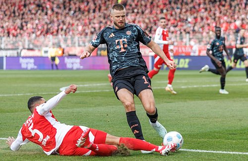 Immer wieder kriegten die Berliner ein Bein dazwischen. - © Andreas Gora/dpa