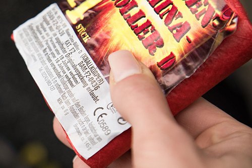 Mehr Sicherheit an Silvester: Auf CE-Zeichen und Prüfnummer achten. - © Christin Klose/dpa-tmn