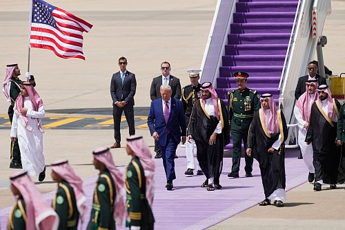 In Riad trifft Donald Trump auf einen mächtigen Mann, der zwar nur genau halb so alt ist wie er, mit dem ihn ansonsten aber einiges verbindet: Saudi-Arabiens Thronfolger Mohammed bin Salman. - © Alex Brandon/AP/dpa