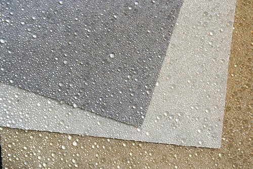 Wie kleine Tropfen wirken die Glasperlen, die die Strukturtapete von Welter zieren. - © Welter/DTI/dpa-tmn
