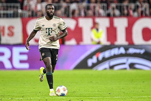Der FC Bayern will mit Dayot Upamecano verlängern. (Archivbild) - © Harry Langer/dpa