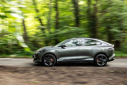 Lange Fahrt: Der neue IM6 ist rund 4,90 Meter lang und soll in der Topversion mit einer Ladung bis zu 710 Kilometer weit kommen. - © Joseph Harding/MG Motor/dpa-tmn
