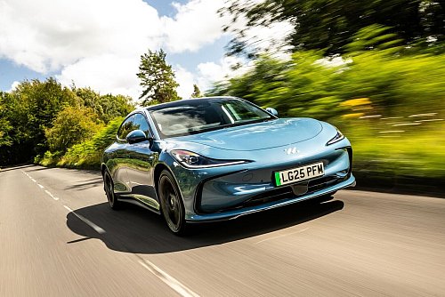 Rasanter Auftritt: Die Limousine IM5 kann bis zu 268 km/h schnell werden. - © Joseph Harding/MG Motor/dpa-tmn
