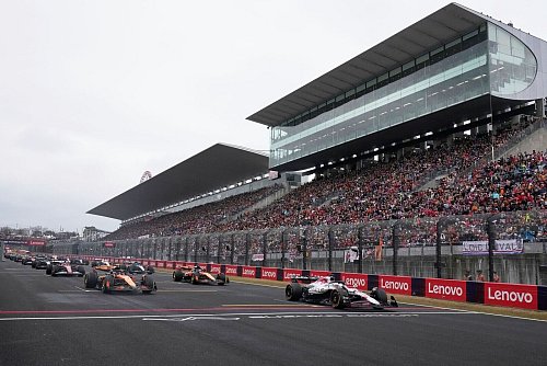 Max Verstappen (r) rast von der Pole zum Sieg. - © Shuji Kajiyama/Pool AP/AP/dpa