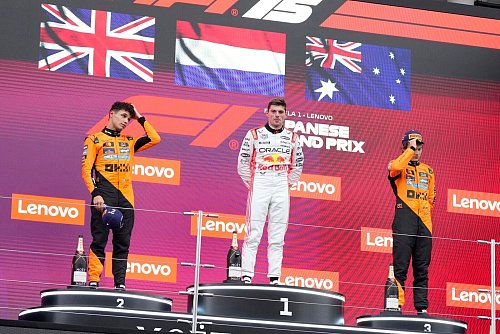 Das Suzuka-Podium: In der Mitte glänzt Max Verstappen. - © Hiro Komae/Pool AP/AP/dpa