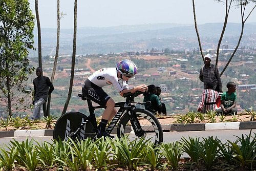 Auftakt der Rad-WM in Ruanda: Die Deutsche Antonia Niedermaier beim Einzelzeitfahren. - © Jerome Delay/AP/dpa