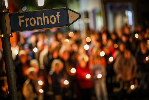 Gedenkveranstaltung an der Gedenktafel für die Opfer des Terroranschlags. - © Christoph Reichwein/dpa