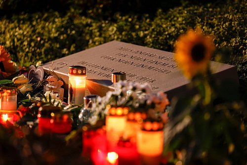 Bei einer Trauerfeier zur Tatzeit am Abend wurden viele Kerzen entzündet. - © Thomas Banneyer/dpa