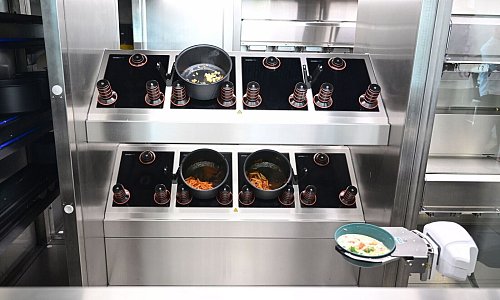 Ein Goodbytz-Roboter bereitet im Universitätsklinikum in Tübingen Essen zu. (Archivbild) - © Bernd Weißbrod/dpa