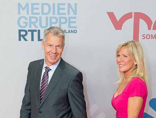 Peter Kloeppel und Ulrike von der Groeben bekommen eine besondere Ehrung. - © Bernd von Jutrczenka/dpa
