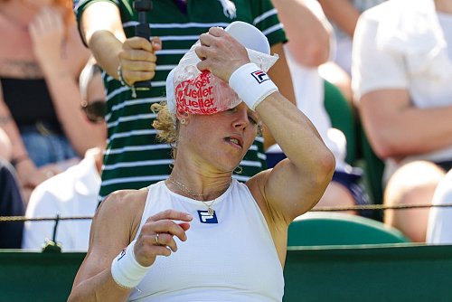 Laura Siegemund kühlt sich mit Eisbeuteln. - © Frank Molter/dpa