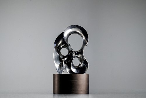 Diesen Award erhalten die Preisträger. - © Right Livelihood Foundation/dpa