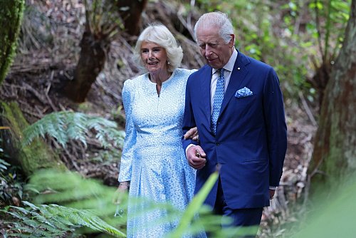 Charles wird von seiner Frau Königin Camilla begleitet. - © Chris Jackson/PA Wire/dpa