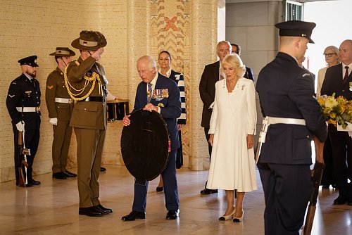 Charles und Camilla haben ihren Besuch in Canberra mit einer Kranzniederlegung begonnen. - © Brook Mitchell/Getty Images Pool via AP/dpa